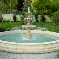 Классический круглый парковый фонтан в саду
