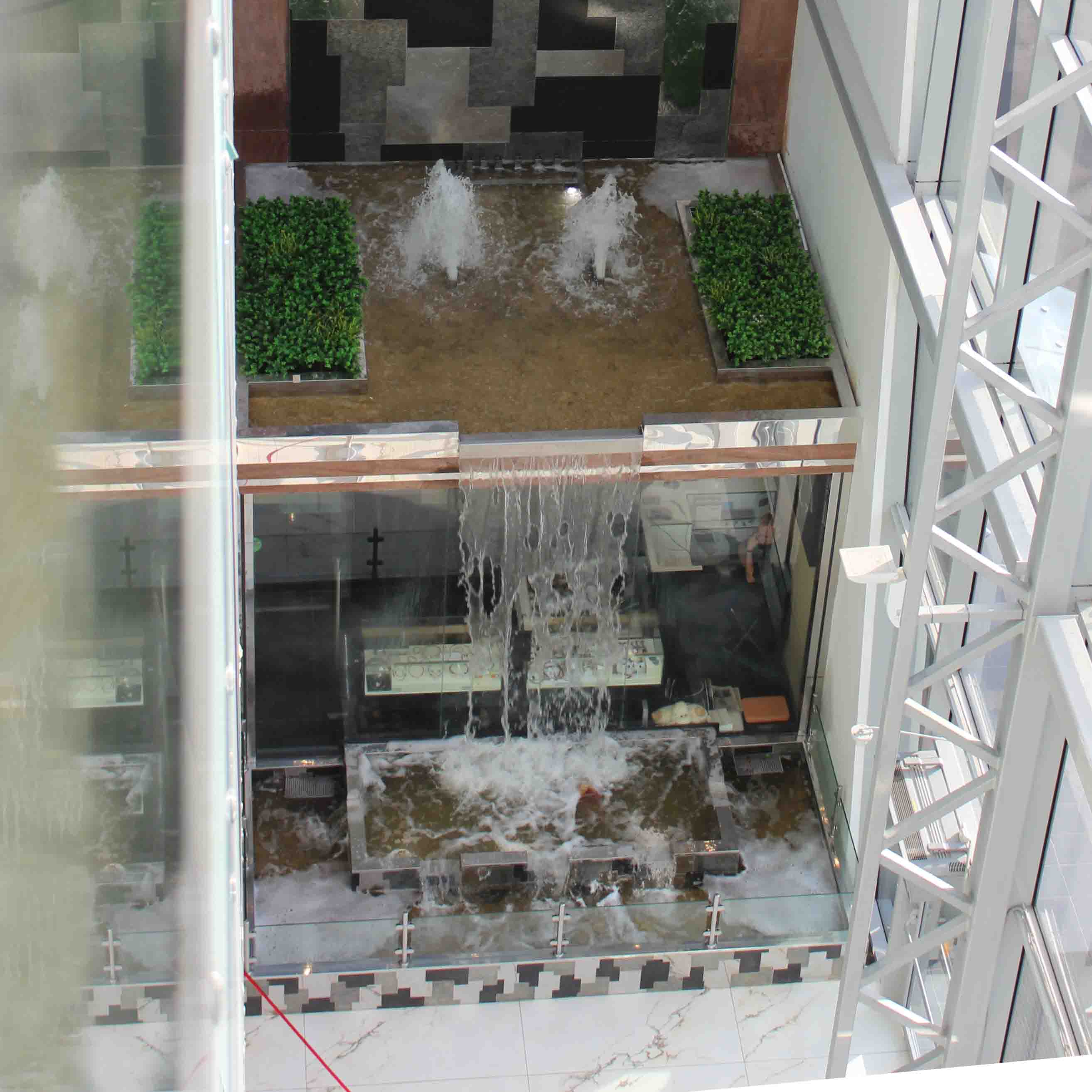 Водопад в торговом центре Тиара