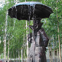 Скульптура с зонтом